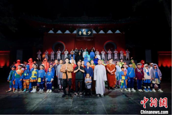 千年少林迎体育时尚大秀在山门前架起功夫文化