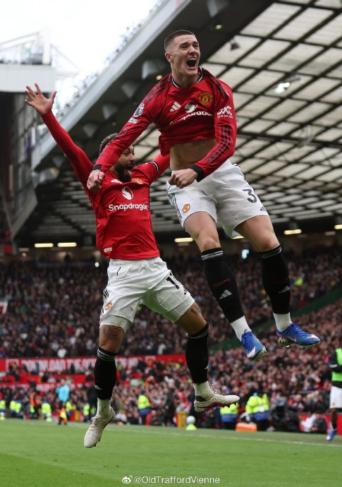 曼联新援谢什科头球破门，库尼亚助攻助球队逆