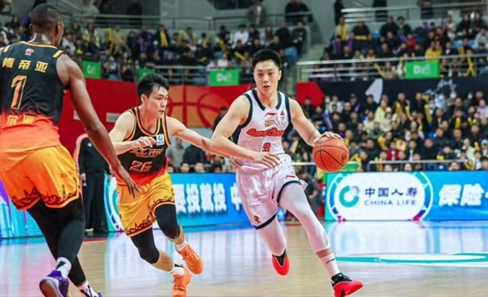 深圳队力克江苏登顶联赛