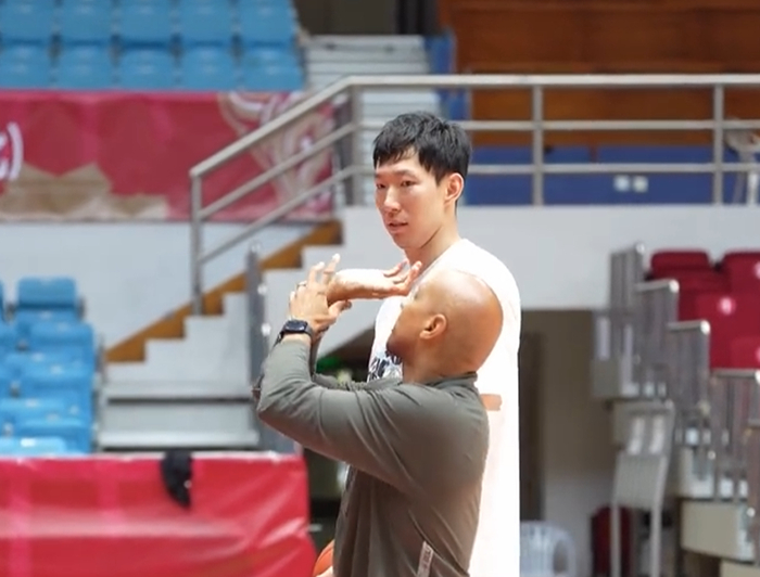 北京男篮迎战浙江男篮 赵睿状态火热周琦罚球攻