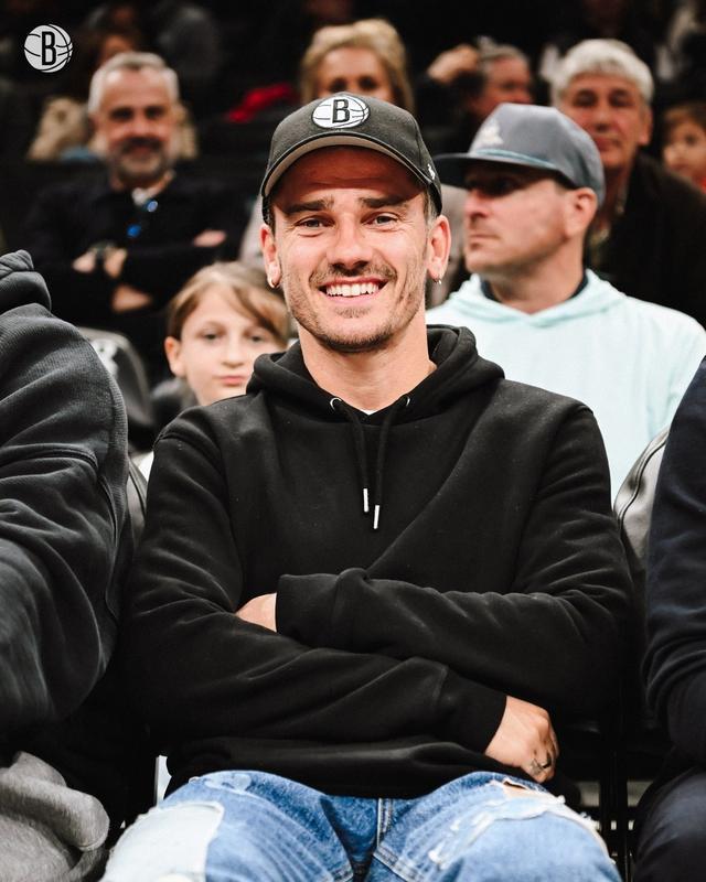 格列兹曼现身篮网主场观赛 看球队大胜国王