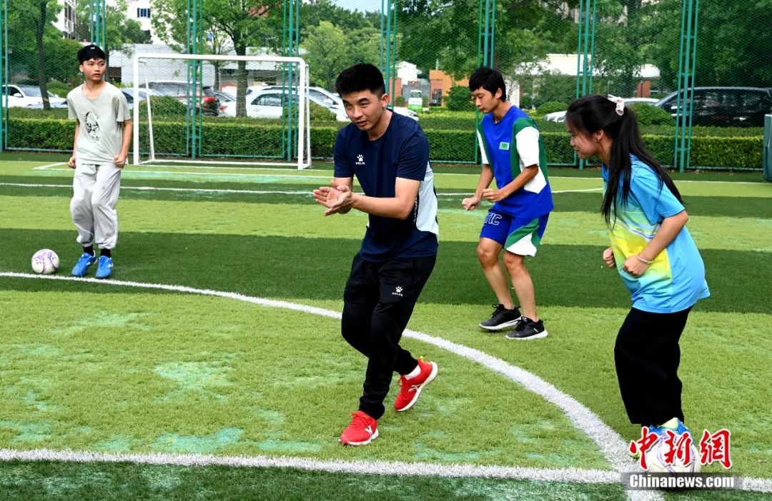 被关心盲人足球的人们称为“盲人世界里的梅西