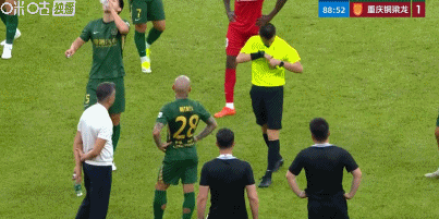 浙江0-1重庆铜梁龙 米特里策两次揪头发遭红牌罚
